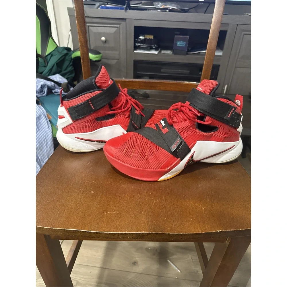 Nike LeBron Soldier 9 Size 13 Mens Basketball Sneakers University‎ Red